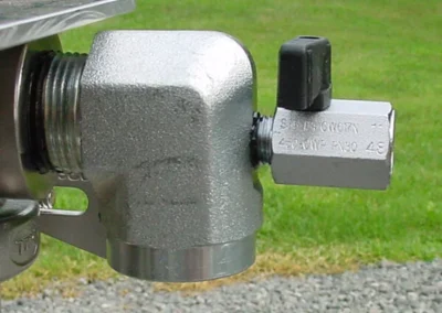 Oil sampling port on PFC pneumatic cartridge filter cart for drawing fluid samples during filtration