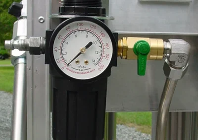 Air regulator on PFC pneumatic filter cart for controlling compressed air supply to filtration system