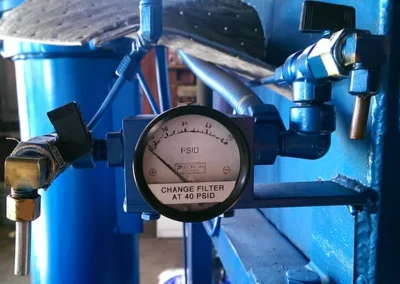 Differential pressure gauge on vacuum dehydrator used to monitor pressure drops